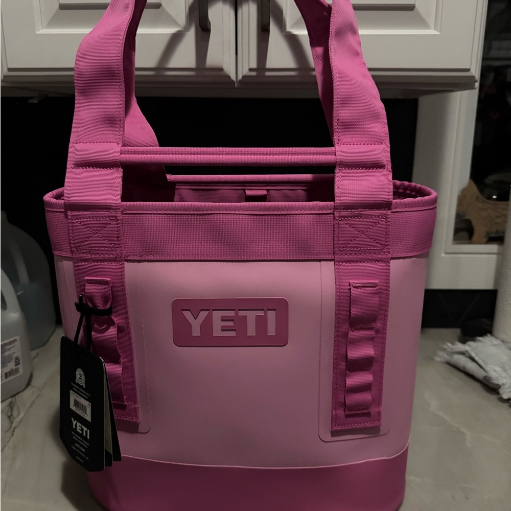 YETI Camino 20 Power Pink